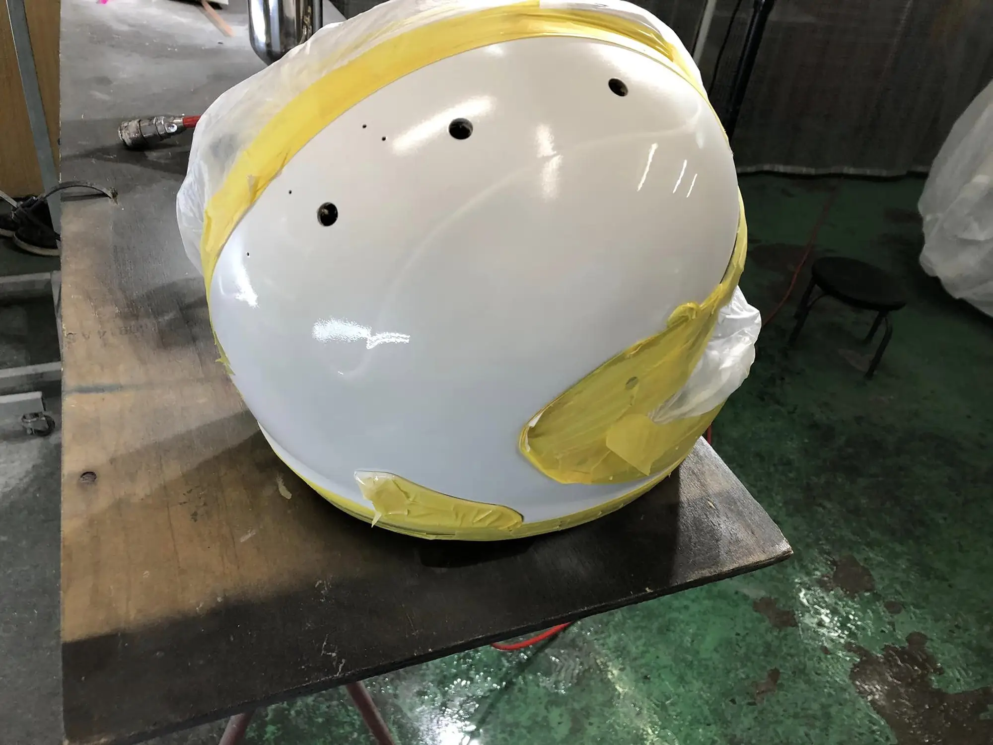 ヘルメットのキズ補修や塗り替え。