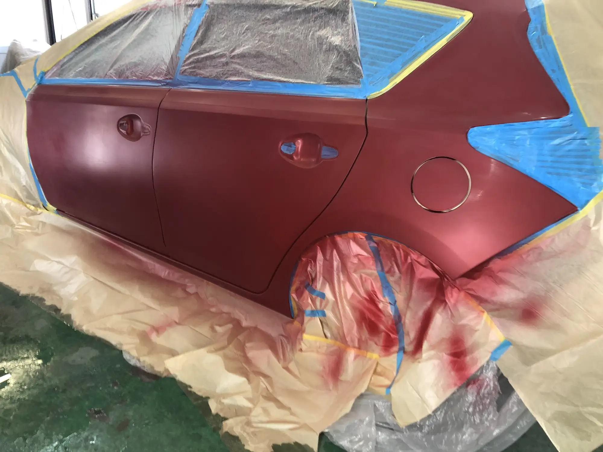 トヨタ・オーリス フロントドアからリアフェンダーにかけての擦り傷修理施工例
