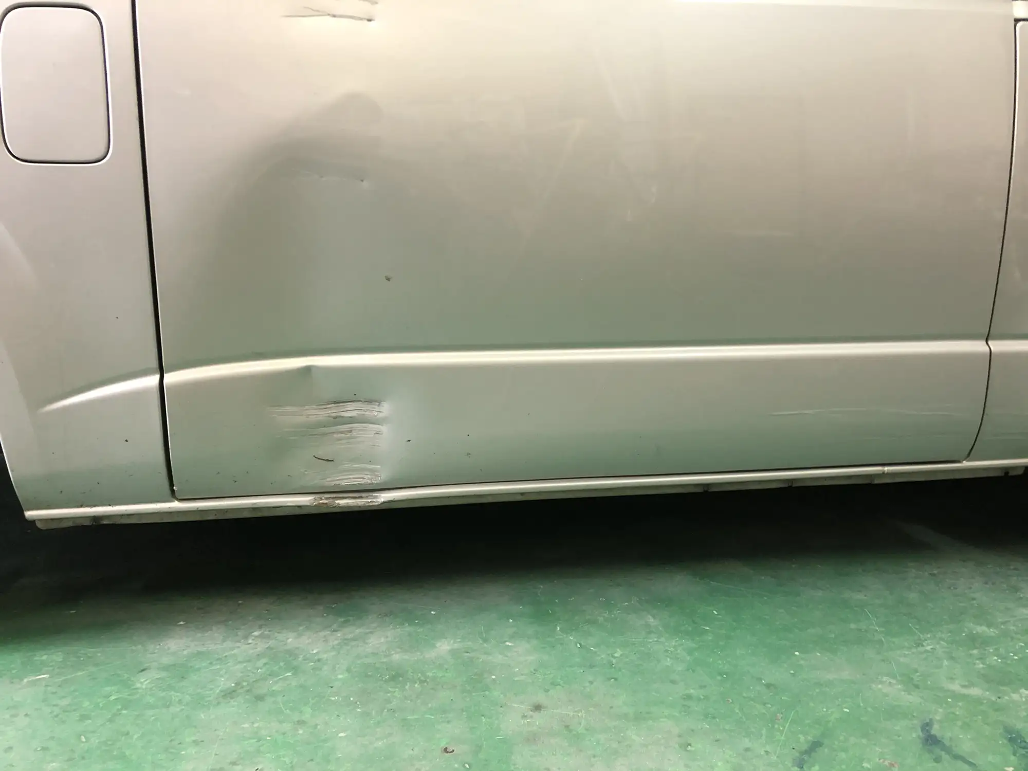 トヨタ・ハイエース スライドドアの大きなへこみと擦り傷修理